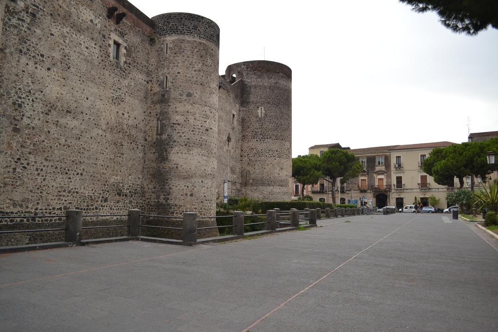 In Front Of Castello Ursino Appartement Catánia Buitenkant foto
